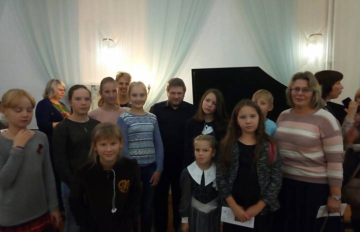 Учащиеся и преподаватели Детской школы искусств посетили концерт петербургского клавесиниста – Андрея Коломийцева.